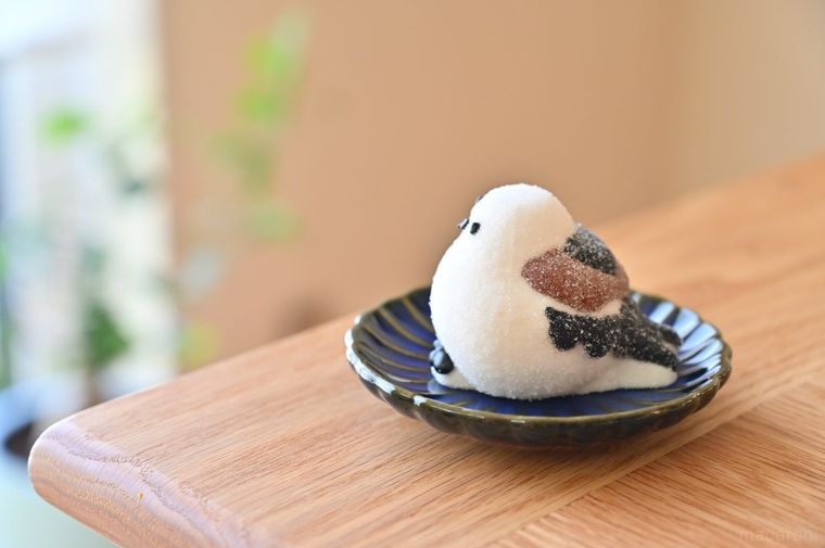 外を向いているシマエナガのマシュコット