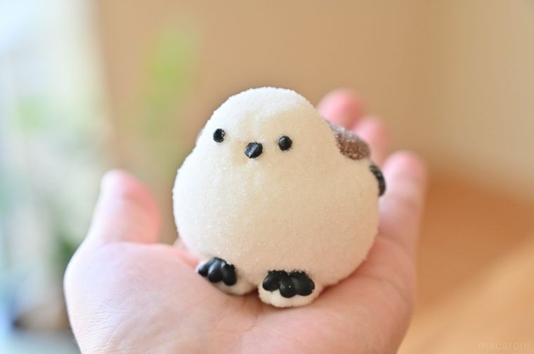 シマエナガマシュコットを手のひらにのせている