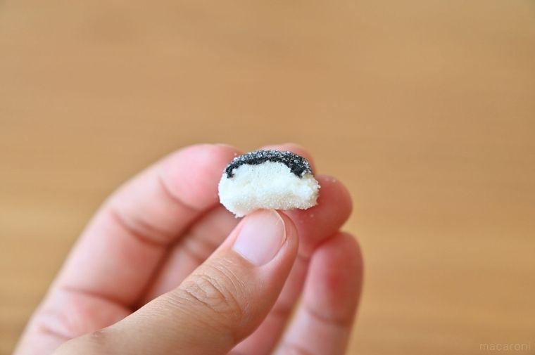 マシュマロのかけらを持っている