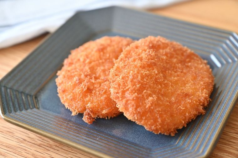 青皿にのった2個のコロッケ