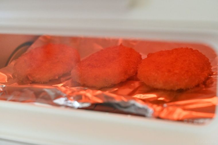 トースターでコロッケを温めている