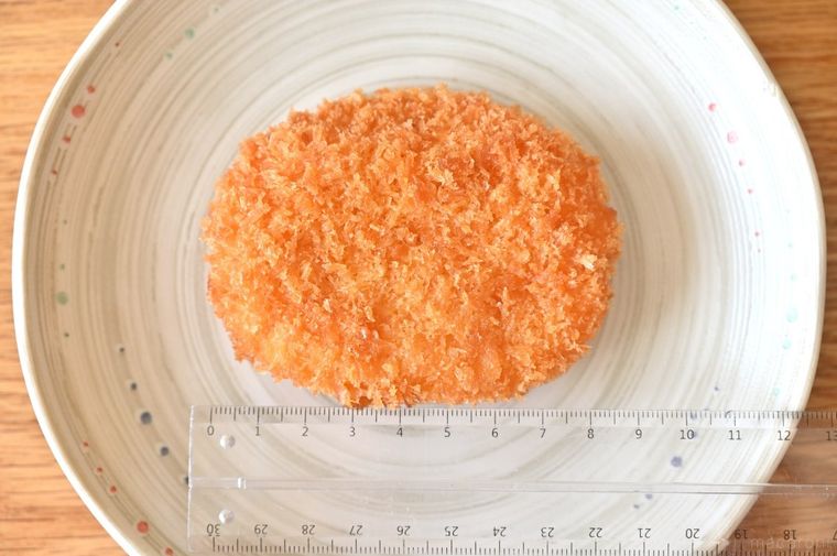 コロッケに定規をあてている