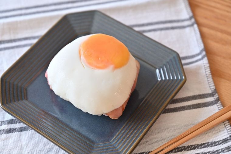 青皿にのった炙りベーコンエッグおにぎりと箸
