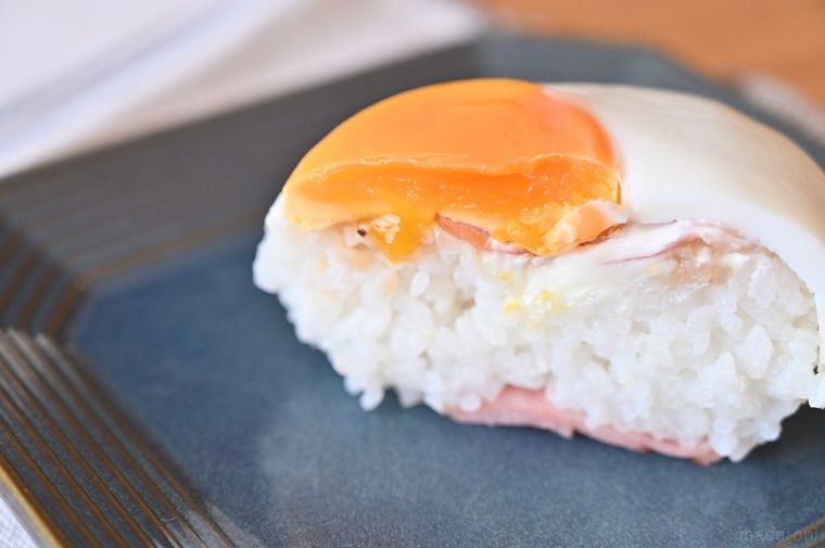 炙りベーコンエッグおにぎりの断面