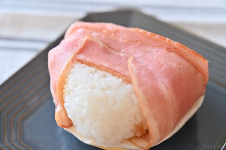 おにぎりにベーコンが巻かれている