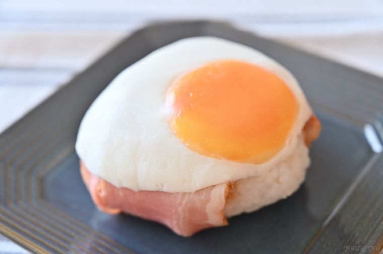 青皿にのったトライアルの炙りベーコンエッグおにぎり