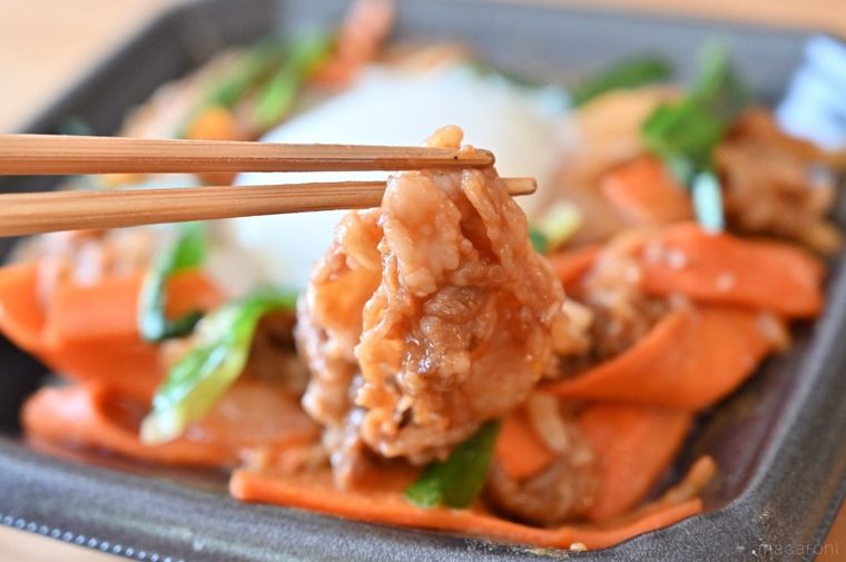 プルコギ丼のお肉を箸でつまみあげている