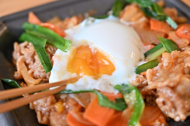 プルコギ丼の温泉卵を箸で崩している