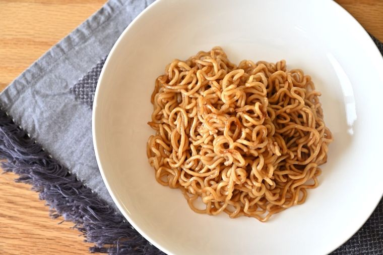 白皿に盛り付けられたソース焼きそば