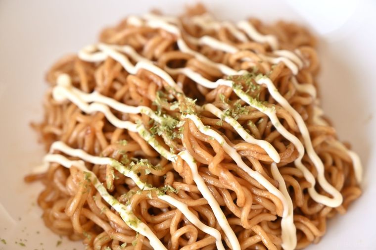 マヨネーズと青のりをトッピングしたソース焼きそば
