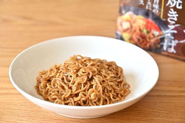 白皿に盛られたソース焼きそばと商品パッケージ