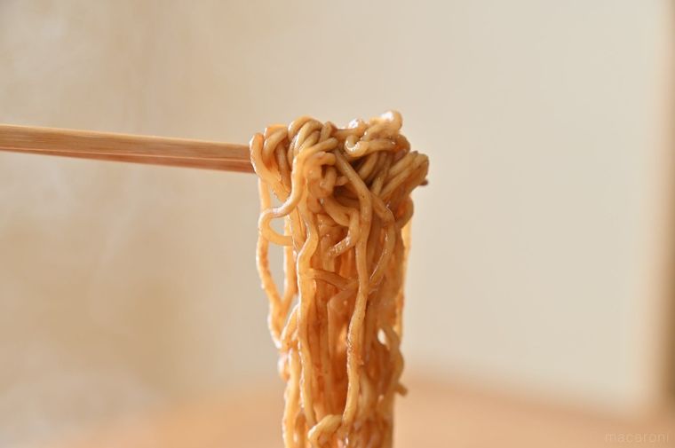 熱々のソース焼きそばを箸で持ちあげている