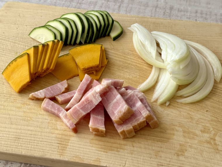 皿に並んだキッシュの材料