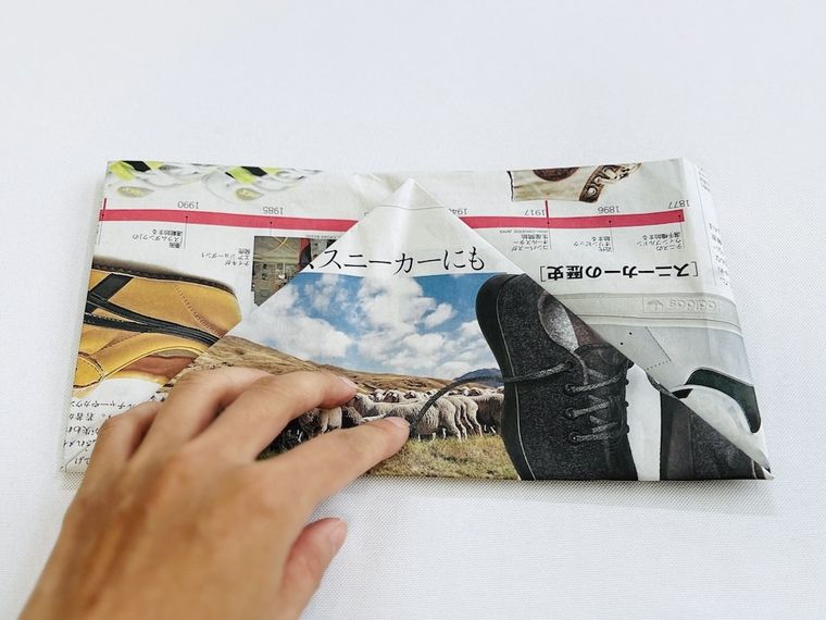 新聞紙を折っている様子