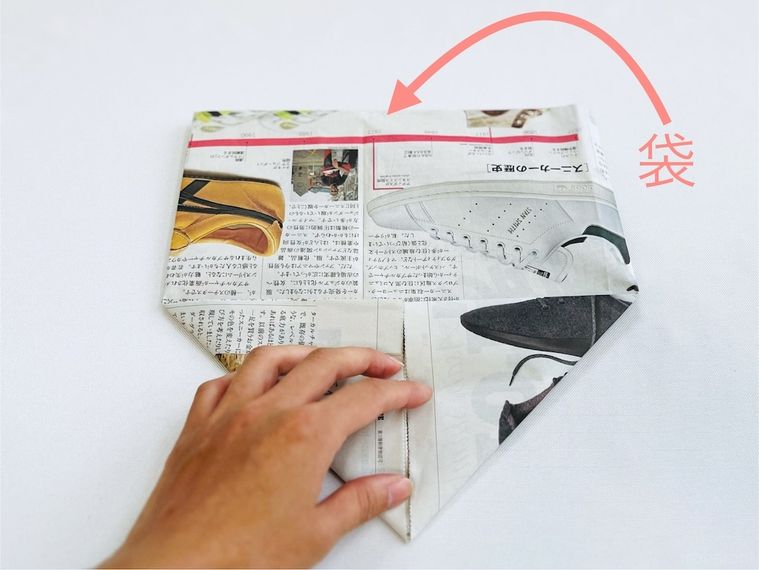 新聞紙を折っている様子