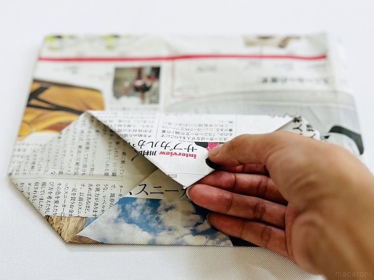 新聞紙を折っている様子