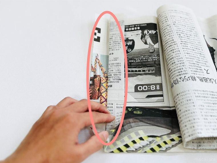 新聞紙を手で押さえている様子