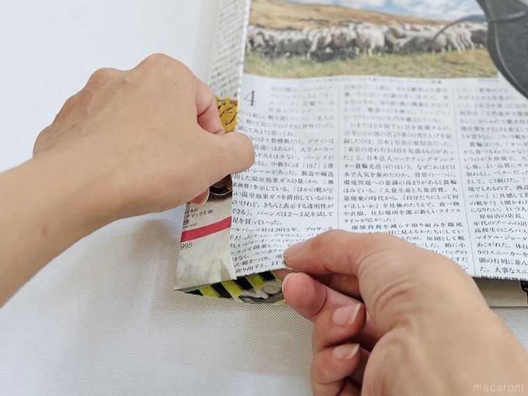 新聞紙でエコバッグを作っている様子