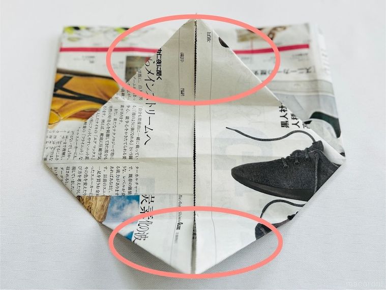 新聞紙でエコバッグを作っている様子