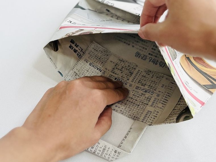 新聞紙を貼り合わせている様子