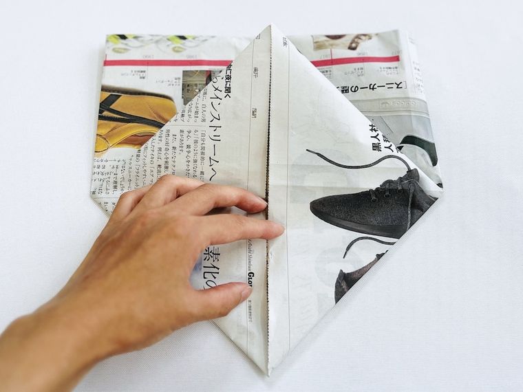 新聞紙を折った様子