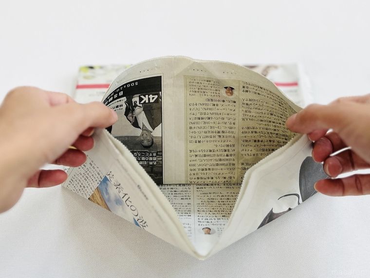 新聞紙を開いている様子