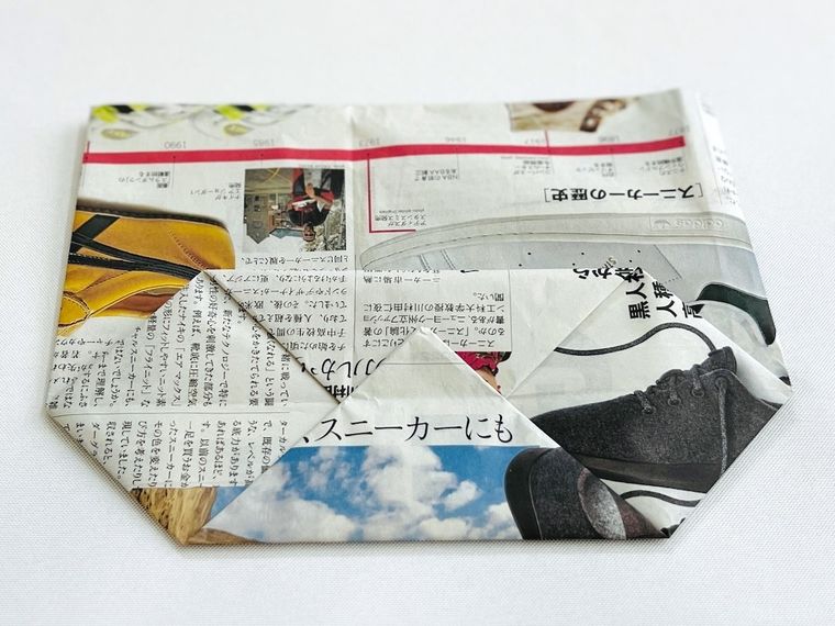 新聞紙を折った様子