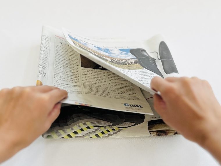 新聞紙を折っている様子