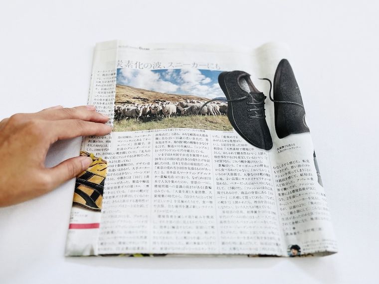 新聞紙を貼り合わせている様子