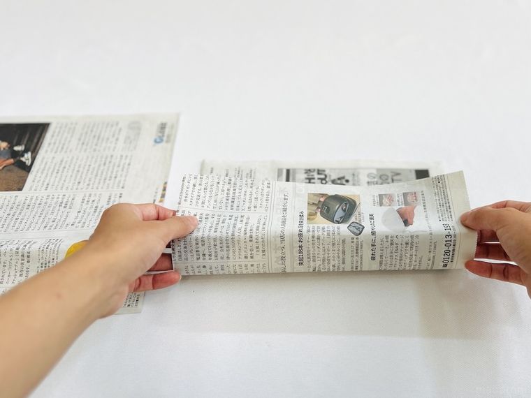新聞紙を折っている様子