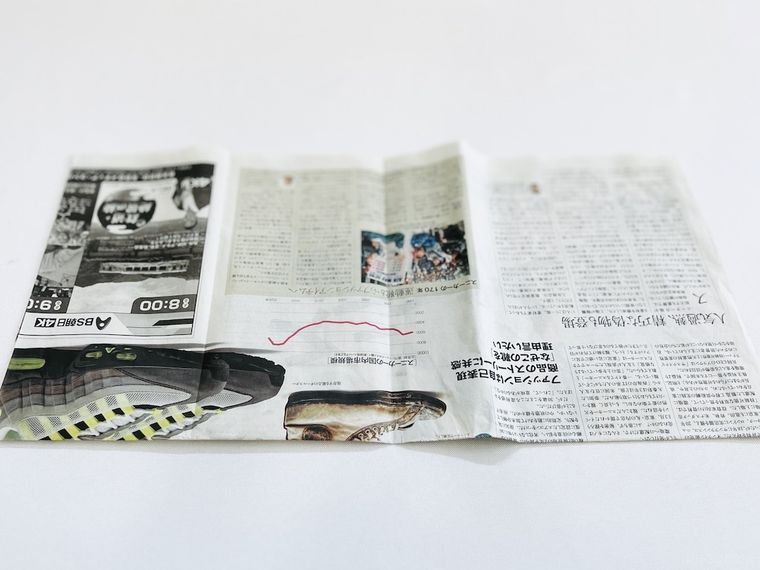 テーブルに置かれた新聞紙