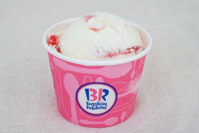 カップに入ったサーティワンのストロベリーチーズケーキ