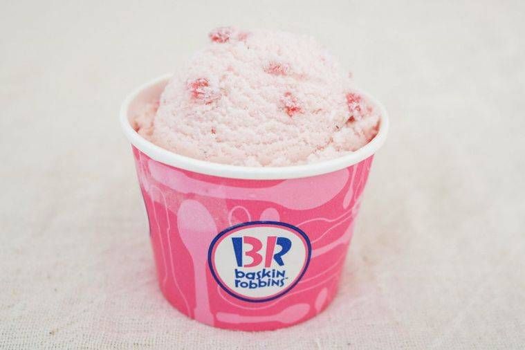 カップに入ったサーティワンのベリーベリーストロベリー