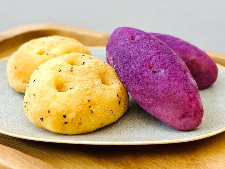 ハートブレッドアンティークのコグマパンとカムジャパンを皿に盛り付けた様子