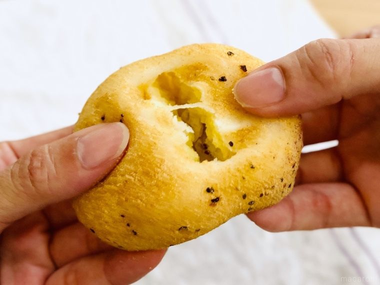 ハートブレッドアンティークのカムジャパンを半分に割っている様子