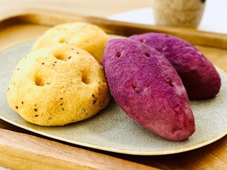 ハートブレッドアンティークのコグマパンとカムジャパンを皿に盛り付けた様子