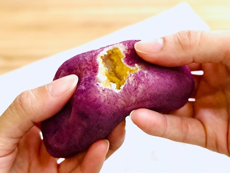 ハートブレッドアンティークのコグマパンを半分に割っている様子