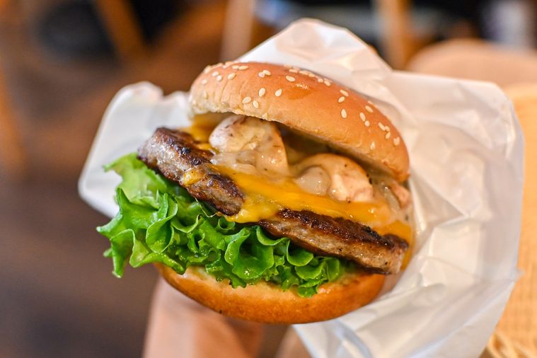 バーガーを持っているところ