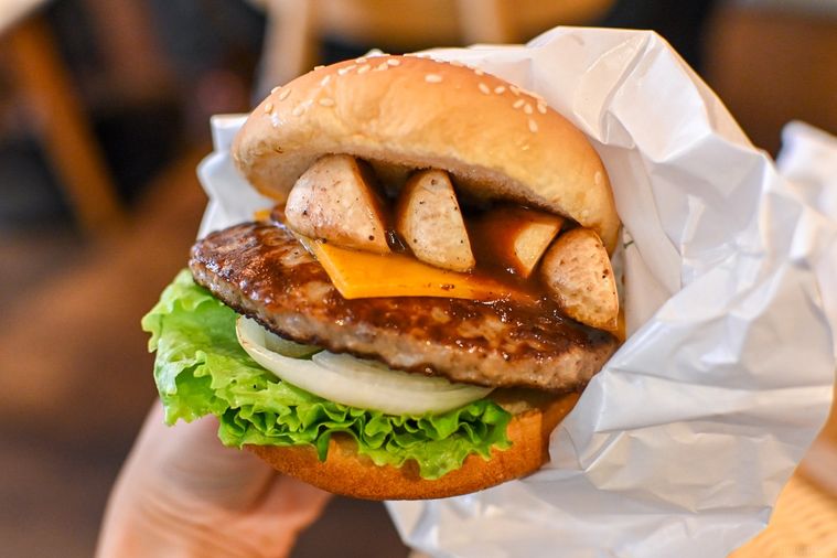 バーガーを持っているところ