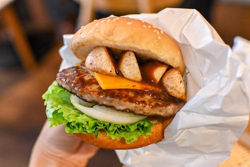 秋は月見だけじゃないフレッシュネス新作マッシュルームチーズバーガーを食べ比べ