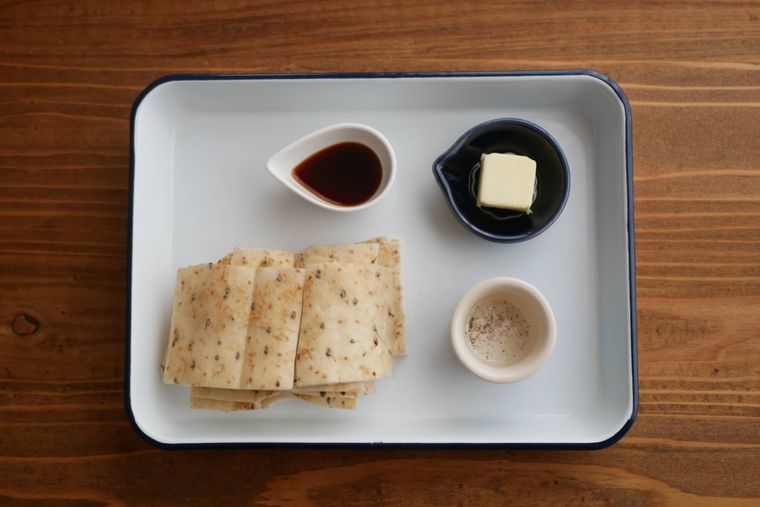 長芋の皮のバターしょうゆソテーの材料が琺瑯バットの上に並んでいる