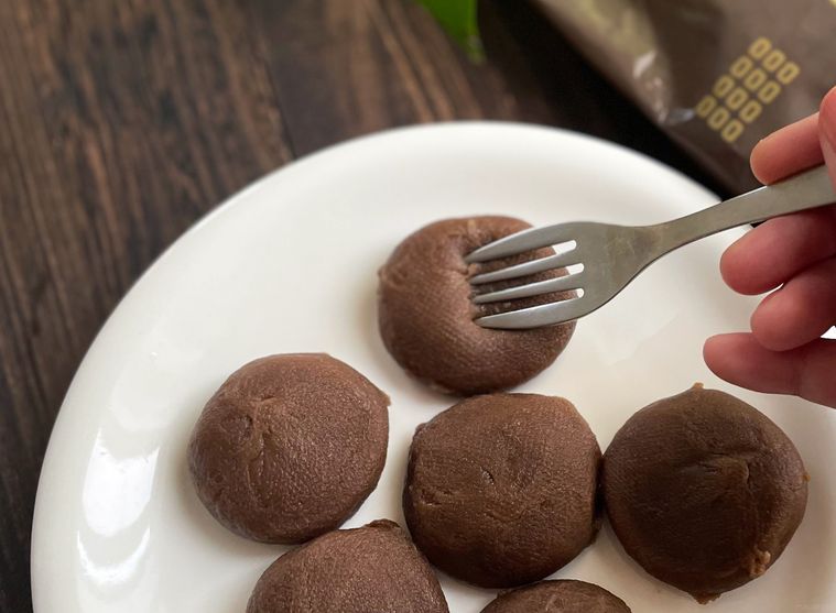 解凍したホイップクリーム大福 チョコにフォークをあてている写真