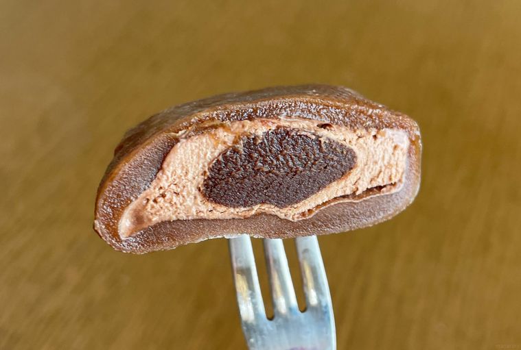 解凍したホイップクリーム大福 チョコの断面写真