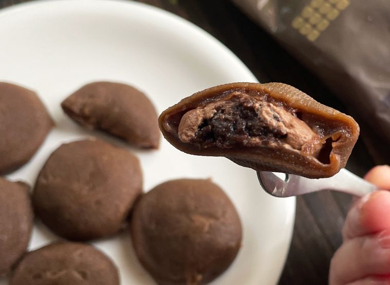 解凍したホイップクリーム大福 チョコの断面写真