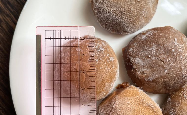 業務スーパーホイップクリーム大福 チョコをスケールではかっている