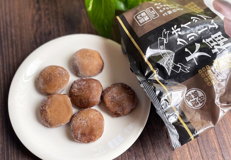 お皿に取り出した凍ったままのホイップクリーム大福 チョコ