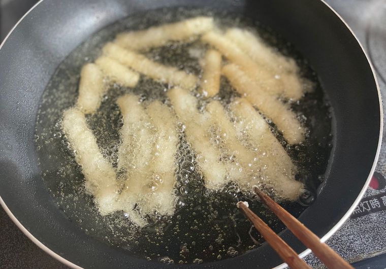 フライパンで調理中のカリカリチーズスティック