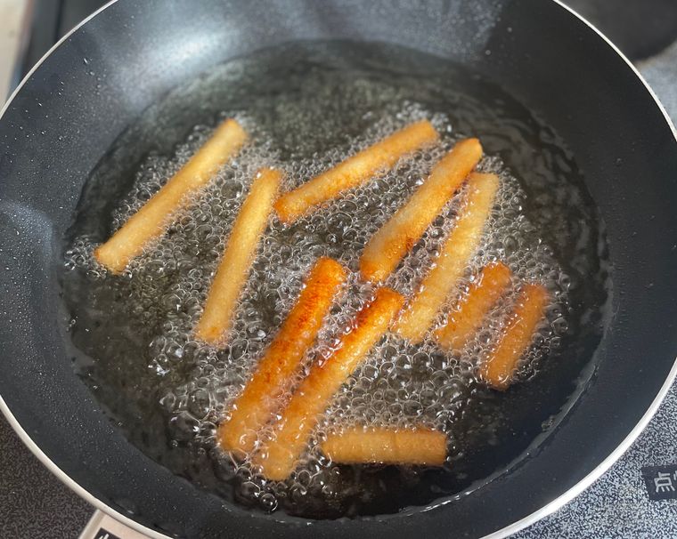 フライパンで調理中のカリカリチーズスティック