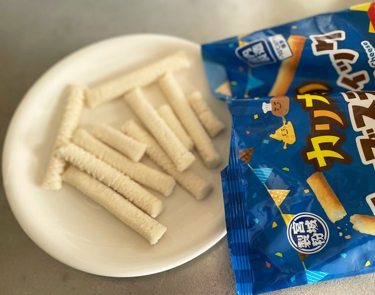 凍ったままのカリカリチーズスティックを袋から取り出している写真