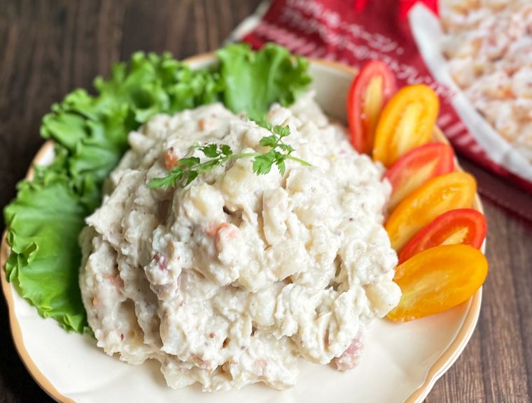 お皿に盛り付けた業務スーパージャーマンポテトサラダ